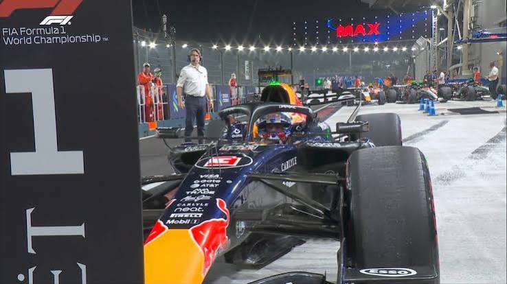 Verstappen Quebra Escrita em Singapura e Kimi Antonelli Fica a um Passo de Marca Histórica na F1